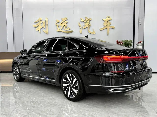 Volkswagen Passat — Фото автомобиля 12