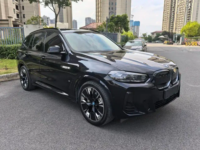 BMW iX3 — Фото автомобиля 3