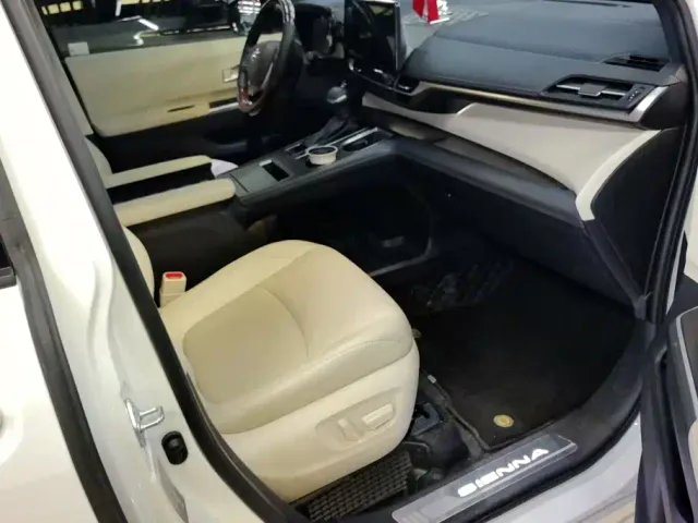 Toyota Sienna — Фото автомобиля 8