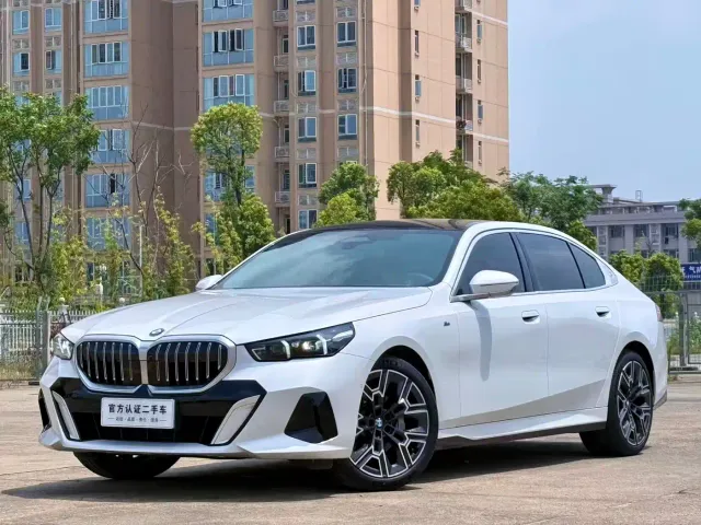 Фотография автомобиля — BMW 5 Series