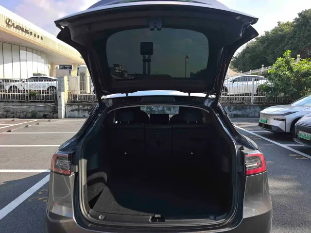 Tesla Model Y — Фото автомобиля 14