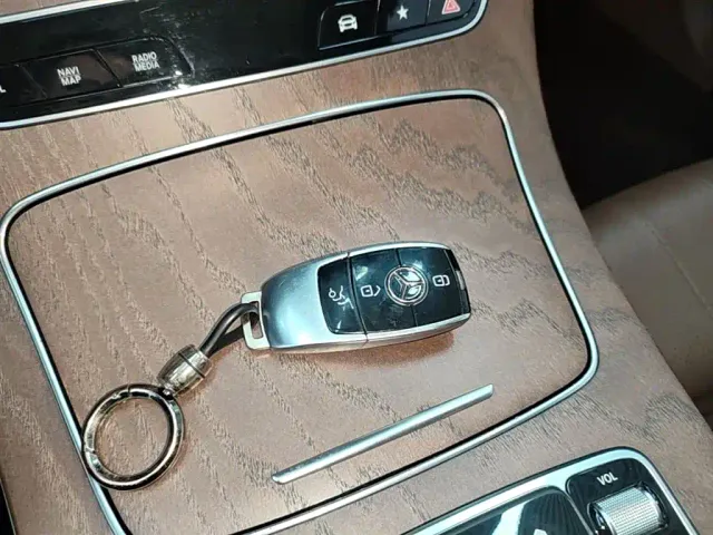 Mercedes-Benz E-Class — Фото автомобиля 8