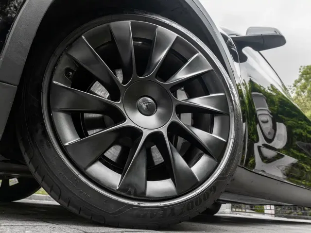 Tesla Model Y — Фото автомобиля 18