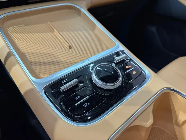 Geely Galaxy Starship 7 EM-i — Фото автомобиля 13