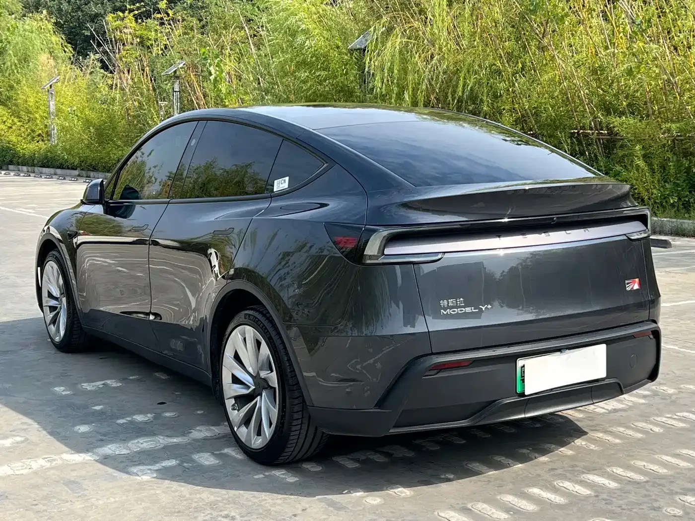 Tesla Model Y 2025 Long Range All-Wheel Drive — Фото автомобиля 7