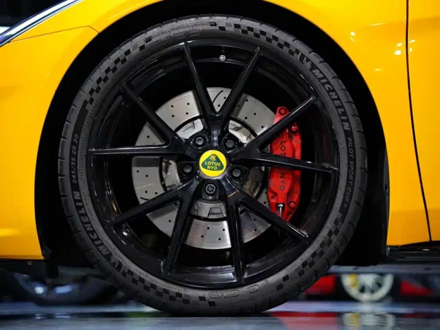 Lotus Emira — Фото автомобиля 7