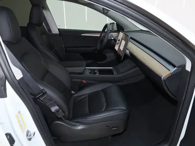 Tesla Model Y — Фото автомобиля 15