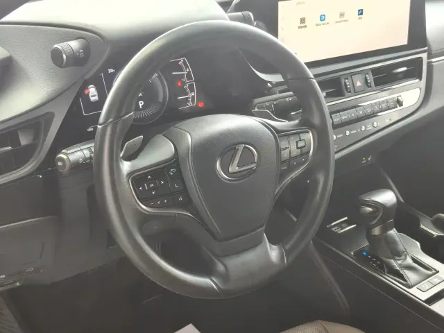 Lexus ES — Фото автомобиля 8