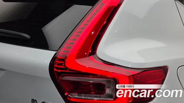 Volvo XC40 — Фото автомобиля 8