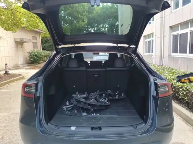 Tesla Model Y — Фото автомобиля 18