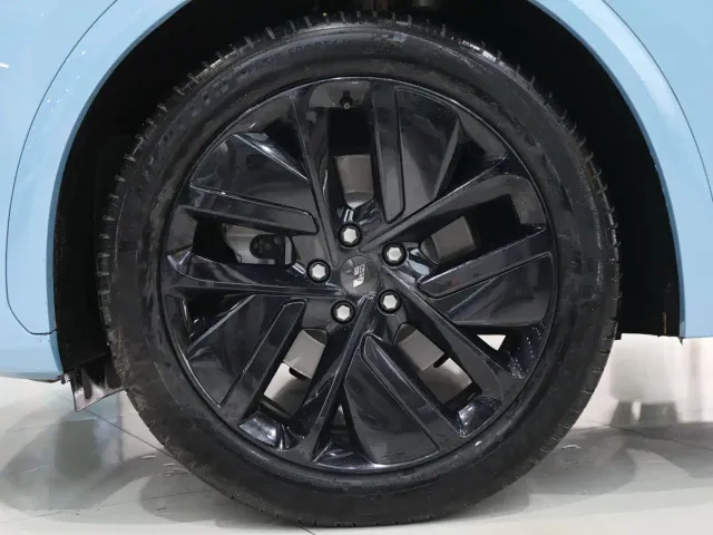 Li Auto L7 — Фото автомобиля 4