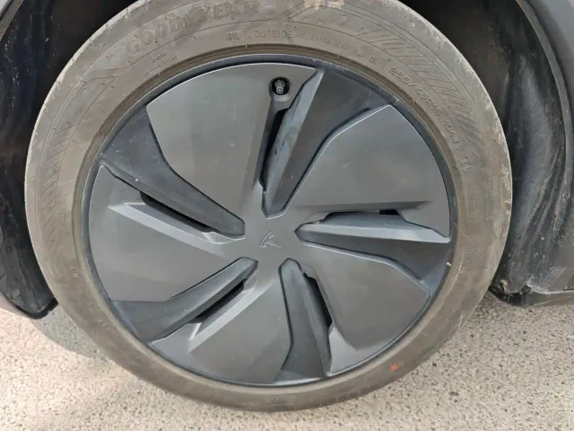 Tesla Model Y — Фото автомобиля 16