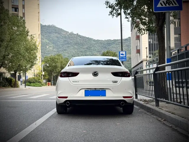 Mazda Axela — Фото автомобиля 8