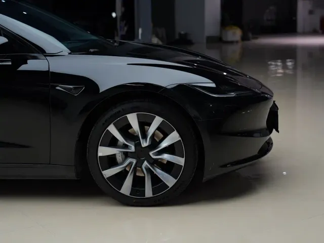 Tesla Model 3 — Фото автомобиля 18