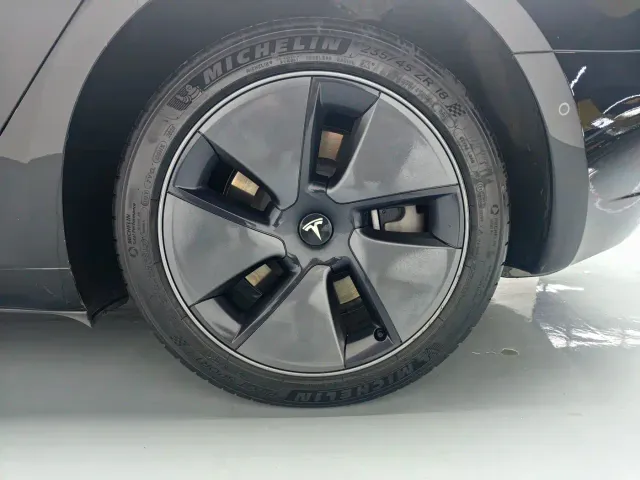 Tesla Model 3 — Фото автомобиля 11