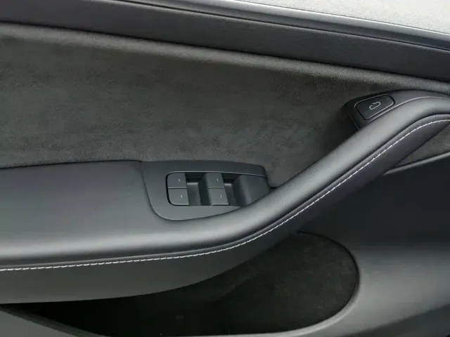 Tesla Model Y — Фото автомобиля 9