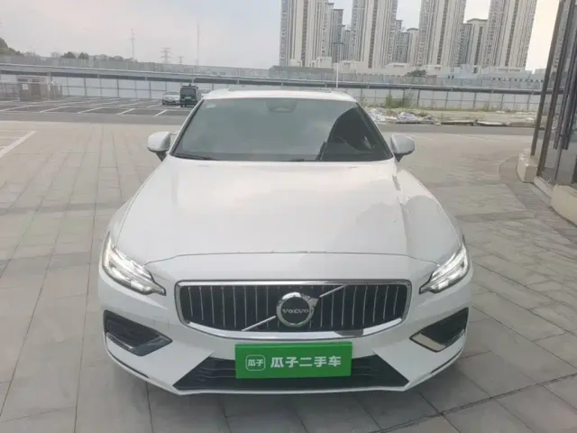 Volvo S60 — Фото автомобиля 2