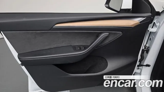Tesla Model Y — Фото автомобиля 13
