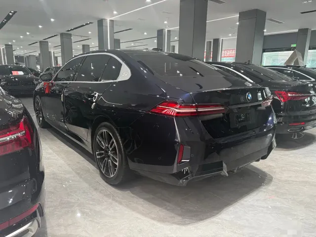 BMW 5 Series — Фото автомобиля 9
