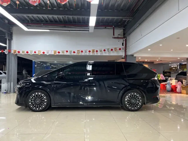 Xpeng X9 — Фото автомобиля 6