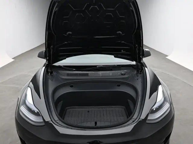 Tesla Model 3 — Фото автомобиля 17
