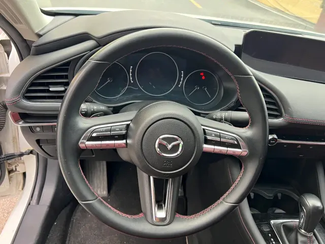 Mazda Axela — Фото автомобиля 12