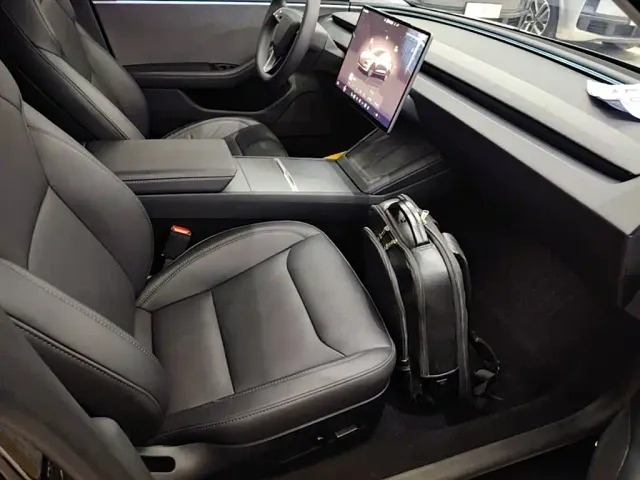 Tesla Model 3 — Фото автомобиля 24