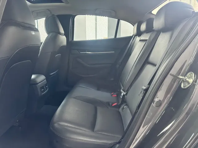 Mazda Axela — Фото автомобиля 8
