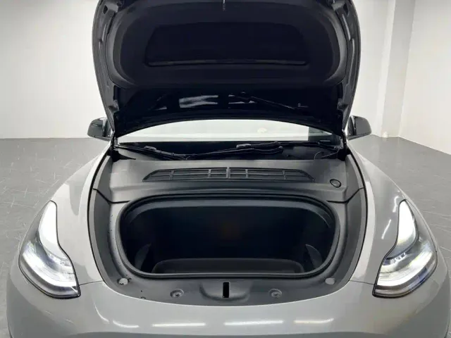 Tesla Model Y — Фото автомобиля 9