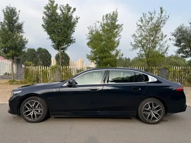 BMW BMW i5 2025 eDrive 40L M Sport Package — Фото автомобиля 3