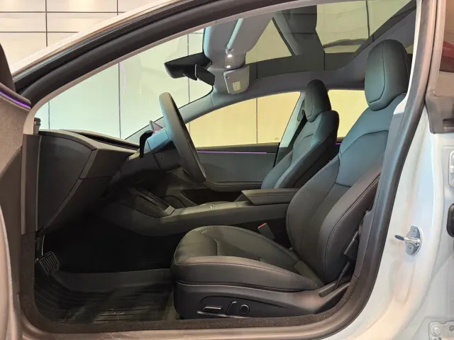 Tesla Model 3 — Фото автомобиля 5