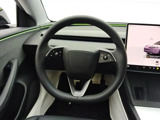 Tesla Model 3 — Фото автомобиля 15