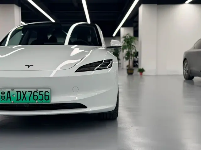 Tesla Model 3 — Фото автомобиля 4