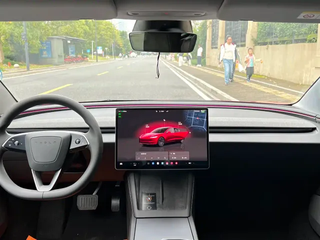 Tesla Model 3 — Фото автомобиля 12
