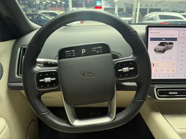 Li Auto L8 — Фото автомобиля 13