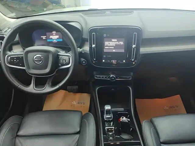 Volvo XC40 — Фото автомобиля 12