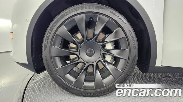 Tesla Model Y — Фото автомобиля 5