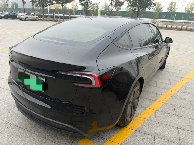 Tesla Model 3 — Фото автомобиля 4