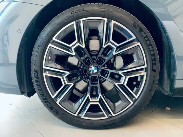 BMW 5 Series — Фото автомобиля 16