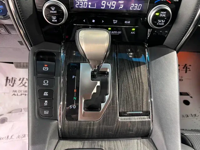Lexus LM — Фото автомобиля 22