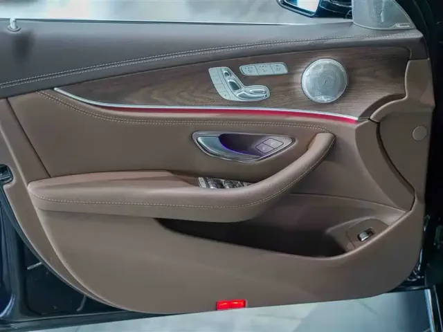 Mercedes-Benz E-Class — Фото автомобиля 5