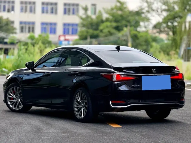 Lexus ES — Фото автомобиля 13