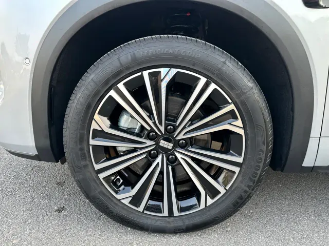 Geely Galaxy Starship 7 EM-i — Фото автомобиля 16