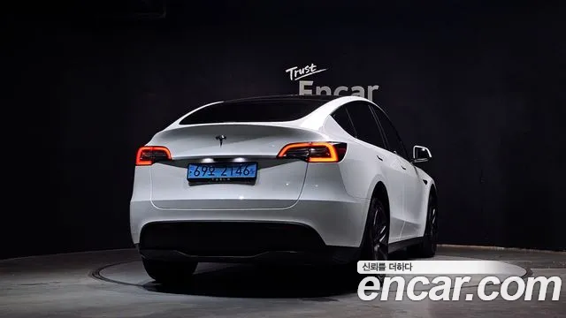 Tesla Model Y — Фото автомобиля 4