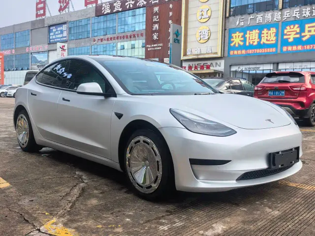 Tesla Model 3 — Фото автомобиля 3