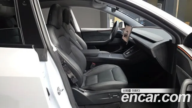 Tesla Model Y — Фото автомобиля 17