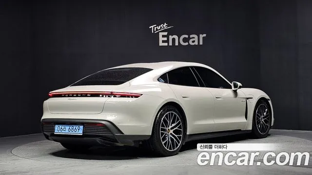 Porsche Taycan — Фото автомобиля 2