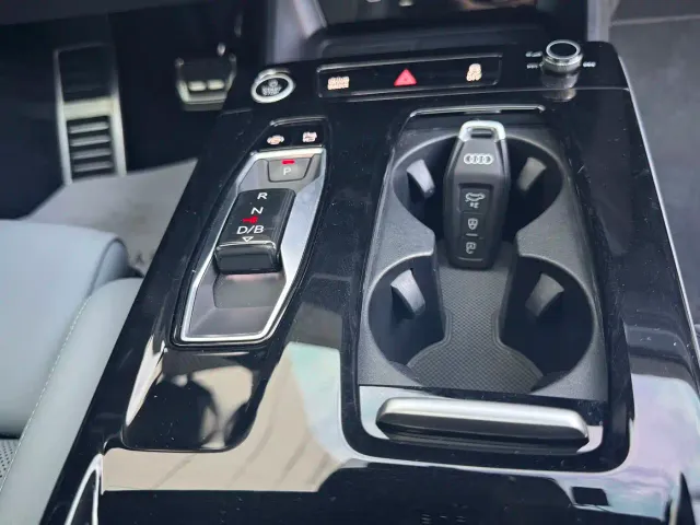 Audi Q6L e-tron — Фото автомобиля 12