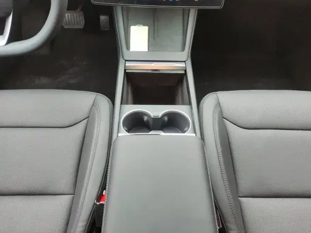 Tesla Model 3 — Фото автомобиля 16