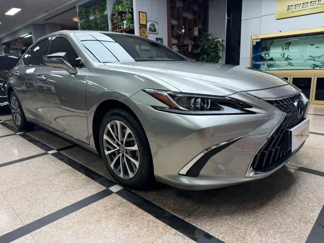 Lexus ES — Фото автомобиля 3
